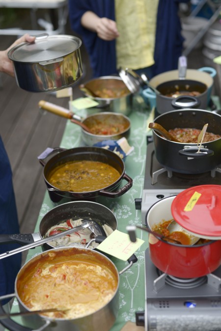 バターチキンカレー、豚汁カレー、豆カレー2種、キーマカレー2種、グリーンカレー、辛くないお子様カレー、ポークカレー、エビカレーの9種類。