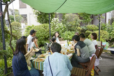 カレーを堪能しながらおしゃべり。ご近所さんの集まりみたいな雰囲気です